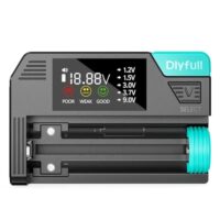 Magnetischer Universal Batterietester für alle Arten von Batterien, einschließlich AAA, AA, C, D und 9V Knopfzellen. Einfacher Wiederaufladbarer Battery Tester mit LCD Display und USB-C Kabel.