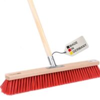 BawiTec Profi Straßenbesen, 60cm Breit, mit stabilem Holzstiel Ø28mm, 160cm Lang, Metall-Stielhalter verschraubt, robuster Elaston-Kunststoffborsten rot, Kehrbesen für Außenbereiche