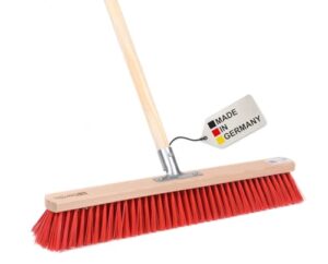 BawiTec Profi Straßenbesen, 60cm Breit, mit stabilem Holzstiel Ø28mm, 160cm Lang, Metall-Stielhalter verschraubt, robuster Elaston-Kunststoffborsten rot, Kehrbesen für Außenbereiche