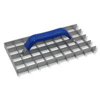 Putzhobel mit Gitterrabet für effizientes Glätten und Nivellieren von Oberflächen, ergonomischer Griff, vielseitiges Design und praktische Abmessungen.