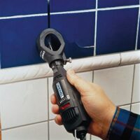 Multifunktionales Werkzeug für das Reinigen und Entfernen von Mörtel bei Wand- und Bodenfliesen