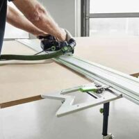 Hochwertiger Winkelanschlag für die Verwendung mit der Festool-Führungsschiene, ideal für genaue und schnelle Werkstückanordnung und -bearbeitung.