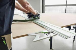 Hochwertiger Winkelanschlag für die Verwendung mit der Festool-Führungsschiene, ideal für genaue und schnelle Werkstückanordnung und -bearbeitung.