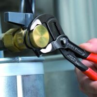 KNIPEX Cobra Wasserpumpenzange, 250 mm lang, für Muttern bis 46 mm und Rohre bis 52 mm geeignet, feinverstellbar per Knopfdruck, ideal für Haushaltsarbeiten und Gartenprojekte.