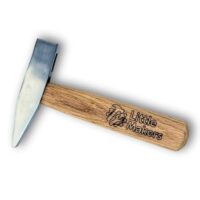 Echter Kinderhammer mit ergonomischem Holzgriff und Metallkopf, ideal für erste Erfahrungen mit Handwerk und Bastelprojekten für Jungen und Mädchen ab 4 Jahren.