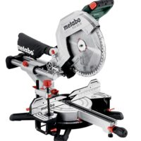 Metabo Kapp- und Gehrungssäge mit Precision Cut Line, 305 mm Sägeblatt und Zugfunktion. Hochwertiges Werkzeug für Heimwerker und Profis.