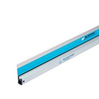 Detailaufnahme des OX Speedskim Stainless Flex Finishing Rules - SF 900mm, ein Werkzeug zur Erhöhung der Messleistung und Verbesserung der Veredelungsqualität. Die Edelstahlklinge ermöglicht eine feinbearbeitete Oberfläche für Putz, Trockenbau, Klebeband und Fugen.