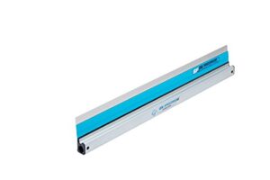 Detailaufnahme des OX Speedskim Stainless Flex Finishing Rules - SF 900mm, ein Werkzeug zur Erhöhung der Messleistung und Verbesserung der Veredelungsqualität. Die Edelstahlklinge ermöglicht eine feinbearbeitete Oberfläche für Putz, Trockenbau, Klebeband und Fugen.