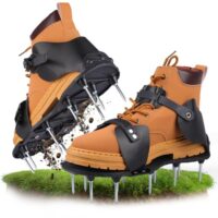 Robuste Rasenbelüftungsschuhe mit stählernen Spikes zur Belüftung von Gras und Erde, ideal für Garten, Hof und Terrasse, geeignet für Männer und Frauen.