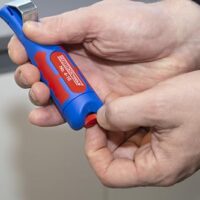 Abisolierwerkzeug für Kabel von 4 - 16 mm, robustes und langlebiges Werkzeug, stufenlose Regulierung der Schnitttiefe, sicherer Abisolieren ohne Beschädigung der inneren Leiter, Made in Germany