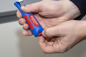 Abisolierwerkzeug für Kabel von 4 - 16 mm, robustes und langlebiges Werkzeug, stufenlose Regulierung der Schnitttiefe, sicherer Abisolieren ohne Beschädigung der inneren Leiter, Made in Germany