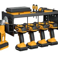 Praktischer Werkzeugspeicher mit 4 Steckplätzen für Elektrowerkzeuge, ideal für eine ordentliche Werkstatt und effiziente Arbeitsfläche.