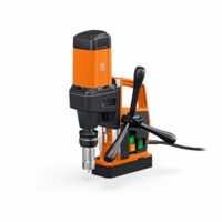 Eco-Magnet-Kernbohrmaschine KBE 32 QW 1-Gang von FEIN, mit Bohrdurchmesser bis 32 mm und max. Bohrtiefe 50 mm, leichtgewichtig und komfortabel zu bedienen.