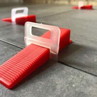 Günstiges Fliesen Nivelliersystem mit 500-9000 Stücken und freier Auswahl an Größen zwischen 1-3mm. Universelles und praxiserprobtes System für Heimwerkerprojekte.