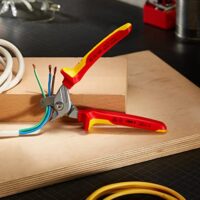KNIPEX StepCut Kabelschere isoliert mit Mehrkomponenten-Hüllen, VDE-geprüft verchromt 160 mm, Werkzeug für Handwerker und Hobbyist