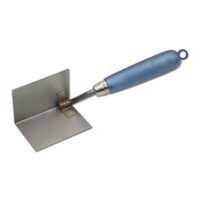 Eckkelle mit Edelstahlblatt und Holzgriff für präzise Arbeiten an Innenkanten und Ecken.