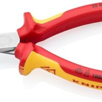 Hochwertige Knipex Flachzange mit verchromtem Stahl und Mehrkomponentenhüllen, VDE-geprüft für sichere Arbeit an elektrischen Anlagen.