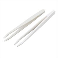 Zwei Plastikpinzetten mit flachen Spitzen und antistatischen Eigenschaften, ideal für das Handling von feinen Gegenständen.