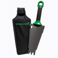 Kleine Root Digger Multishovel Schaufel mit scharfen Sägen an den Seiten und Flaschenöffner, ideal für Gartenarbeit und Umpflanzen.
