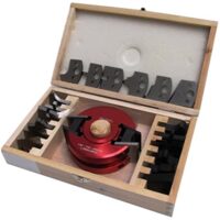 Universalfräskopf Set mit 7 Messern in einer Holzkiste für Heimwerker und Profis, ideal für Präzisions-Schnitte in verschiedenen Materialien.