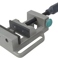 Robuster und vielseitiger Schraubstock mit Schnellverstellung für sichere Fixierung von Rundmaterial auf Bohrständern und Werkbänken.
