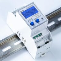 Digitaler DC Zähler für Gleichströme in Photovoltaikanlagen und Solarplatten, ideal für die Messung von kWh, V, W und A.