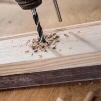 Der Bosch 1x PRO Wood Holzspiralbohrer ist ein zuverlässiges Werkzeug für das Bohren in Weich- und Hartholz.