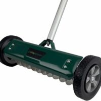 Effektives Vertikutieren für Ihren Rasen - DAYGREEN Hand-Vertikutierer VT-32 mit 11 Edelstahlmessern und rasenschonenden Leichtlauf-Rädern