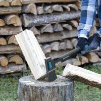 Vielseitige Axt für verschiedene Holzarbeiten mit Antihaftbeschichtung und Schlagschutz