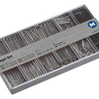 Umfassendes Nagelsortiment mit 10 verschiedenen Nageln und Kammzwecken in Kunststoffbox, ideal für Haus, Werkstatt und andere Anwendungen.