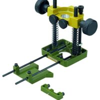 Proxxon 28566 Oberfräsenvorsatz OFV - Vorderansicht eines Werkzeuges mit zwei Kopfhaltern und Zentrierstift für Zirkelfunktion