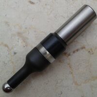 Einsetzbarer Kantentaster mit leuchtender LED-Anzeige für hochgenaue Messungen bei Tastertester