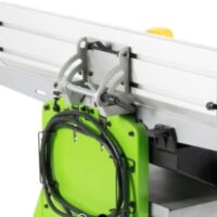 Die hochwertige Abricht-Dickenhobelmaschine von Zipper bietet alles, was erforderlich ist, um perfekte Ergebnisse zu erzielen. Die Maschine verfügt über zwei Messer in einer Welle und einen gleichmäßigen Werksvorschub. Inklusive Ein Paar Ersatz-Hobelmesser.