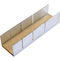 Präzise Sägehilfe mit 45° & 90° Winkel für Stab-, Rundhölzer, Rohre und Leisten aus Holz, Gips, Kunststoff und Metall