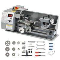 Mini-Metalldrehmaschine von CREWORKS mit 600 W, ausgezeichnete Leistung für kleine bis mittlere Projekte, vielseitige Spindelbohrung und hochpräzise Selbstzentrierfutter, einstellbare Drehzahl von 0 bis 2250 U/min und Ganzmetallkonstruktion