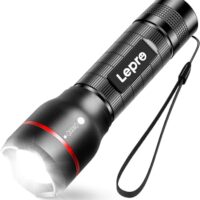 Taschenlampe mit extrem hellem Flutlicht und 5 Beleuchtungsmodi, wasserdicht für Outdoor-Aktivitäten wie Wandern, Angeln und Gassigehen.