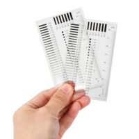 Zwei Stück Spaltmaß Messwerkzeuge, Bügelmessschraube, Messkeil und Risslineal für Immobilienbewertung und Wertgutachten. Professionelle Messinstrumente für Sachverständige.