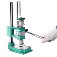 Manuelle Tisch-Handstanzmaschine für die Verarbeitung von Holz, Aluminium und Kunststoff. Leistungsstarkes Werkzeug mit Versorgungsdruck 160 kg/320 kg.