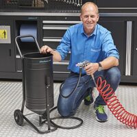 Das perfekte Werkzeug für Heimwerker und Fachleute! Das Datona Mobiles Sandstrahlgerät entfernt Rost, Lack und Farbe schnell und effizient. Ein leistungsstarkes Gerät mit 50 Litern Behältervolumen.