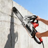 Elektrische Betonkettensäge, Handgeführte Kettensäge für den professionellen Einsatz bei der Bearbeitung von Beton mit Wasserabscheider zur Reduzierung von Staub.