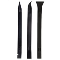Drei schwarze Plastikwerkzeuge auf weißem Hintergrund. Ein mit einem spitzen Messer und einem schmalen, schwarzen Griff ausgestattetes Werkzeug auf der linken Seite. Ein weiteres Werkzeug in der Mitte, das ein rechteckiges Profil mit zwei Endpunkten hat, ebenfalls mit einem schwarzen Griff.