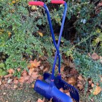 Kunststoff-Laubschleuder von Spear & Jackson, blauer Laubgreifer für das Sammeln von Laub und anderen leichten Grünschnitt im Garten