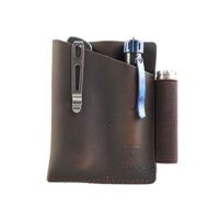 Hochwertige Lederscheide mit Clip und Taschen für verschiedene Gepäckstücke, ideal für den täglichen Transport von Messer, Multitool und anderen Werkzeugen.