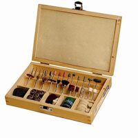 Holzkoffer mit Aufsätzen und Werkzeugen für Dekupiersäge - Teil des Scheppach DECO-FLEX Zubehör-Sets