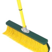 Gartenbesen mit abgewinkelten Krallenborsten, Teleskopstiel und Tiefenwirkung - ideal für Haus, Hof & Garten