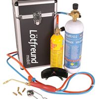 Das Autogenschweissgerät Hartlötgerät WELDINGER Lötfreund mobil besteht aus einem umfassenden Set mit mobiler Ausstattung und Aluminiumkoffer. Es bietet eine Vielfalt an Anwendungsmöglichkeiten bei der Bearbeitung von Metallteilen.