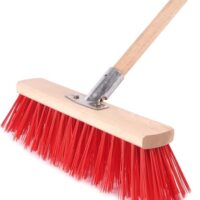 Robuster Industriebesen mit harten Kunststoffborsten und ergonomischem Holzstiel für Straßen- und Gehwegreinigung
