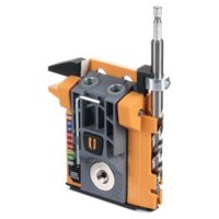Kompakte Bohrschablone mit automatischer Tiefeneinstellung und farbkodierter Schraubenführung für enge Räume und Holz bis 38 mm Stärke.