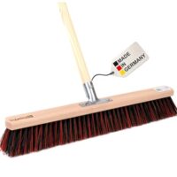 Robuster Straßenbesen mit stabilem Holzstiel und Metall-Festhalterung für die Außensanierung