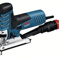 Bosch Professional Stichsäge GST 150 CE mit Gleitschuh, Abdeckhaube und Saugdüse für präzise Schnitte in Holz, Spanplatten und Holzverbundwerkstoffen.